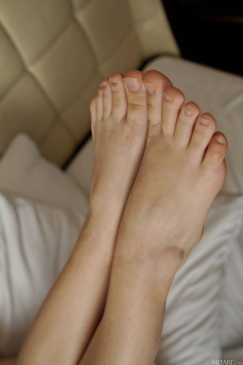 Photo 15 — Alice Nekrasova goes completely nude and shows off her bare feet