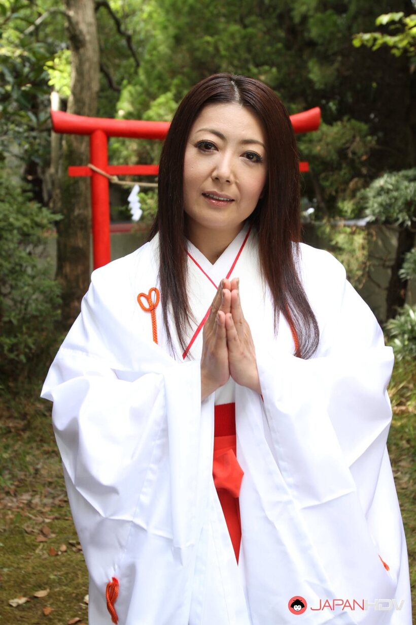 Japanese Ayano Murasaki gets naked outdoors and shows her natural tits and nipples, photo 1 of 15