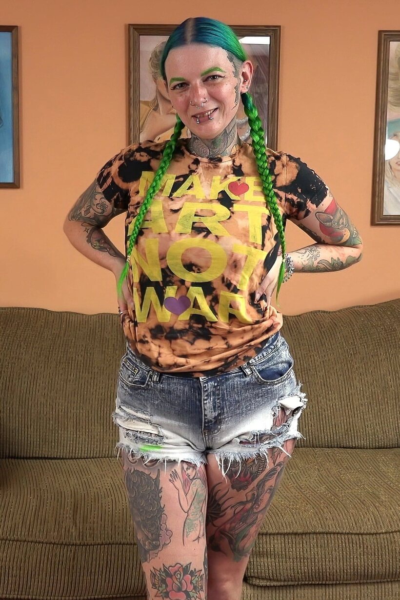 Vibe Ryder shows off her tattoos and sucks cock in POV (shot 3)