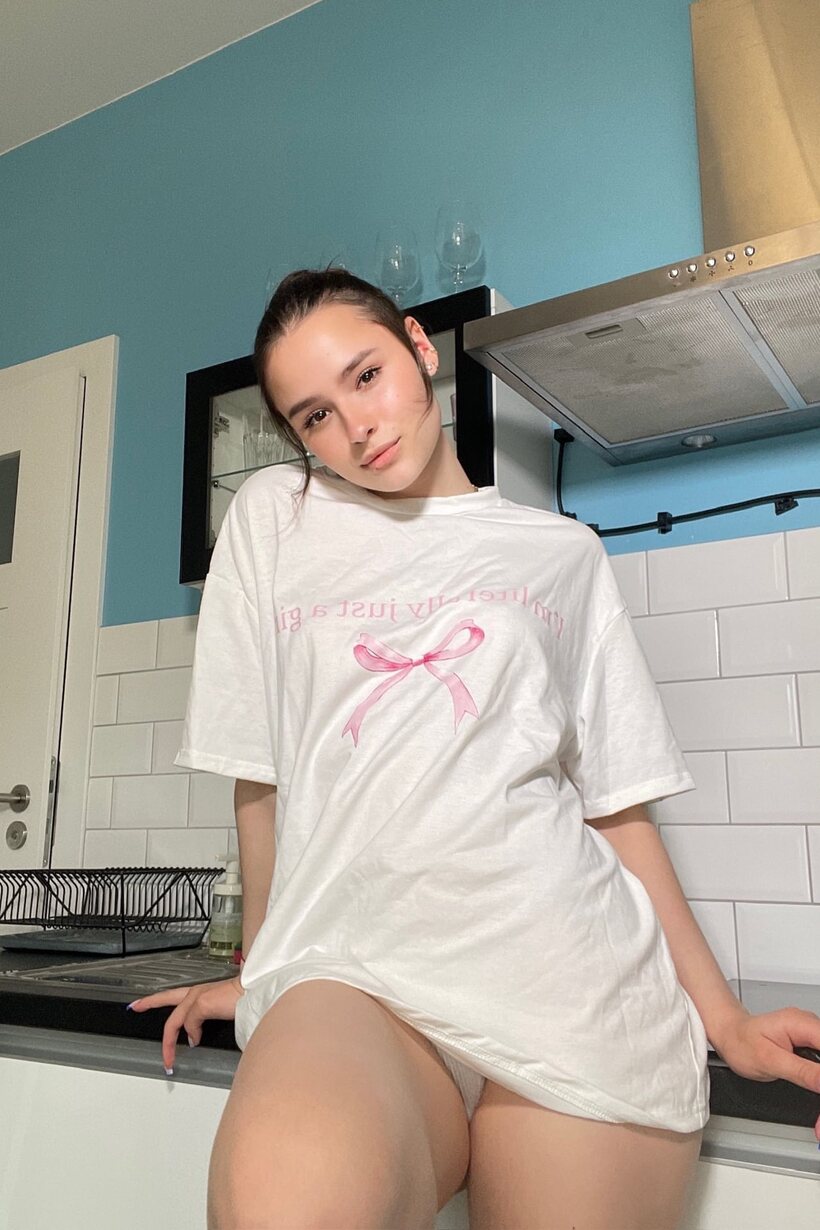 Amateur pic 8 from the set «Julia Kiss shows off her big booty in the kitchen alone»