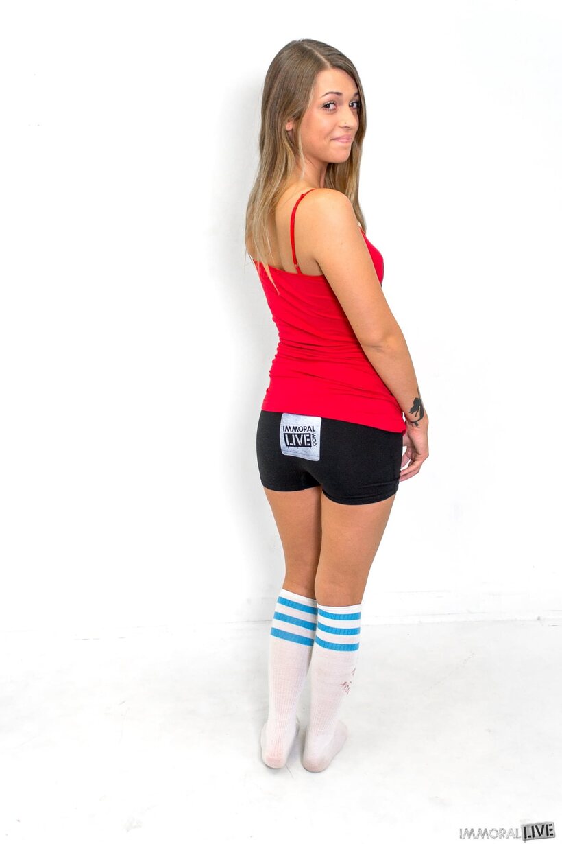 Jenna Leigh strips off gym gear and shows off her toned ass (shot 4)