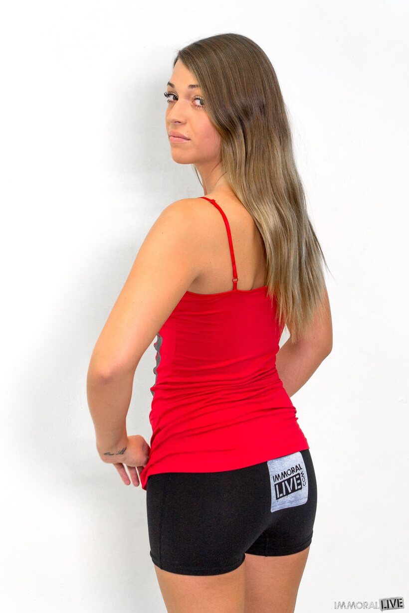 Jenna Leigh strips off gym gear and shows off her toned ass (shot 5)