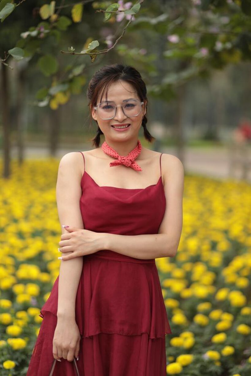 Nerdy girl gets naked and starts flashing in public in public, photo 8 of 21