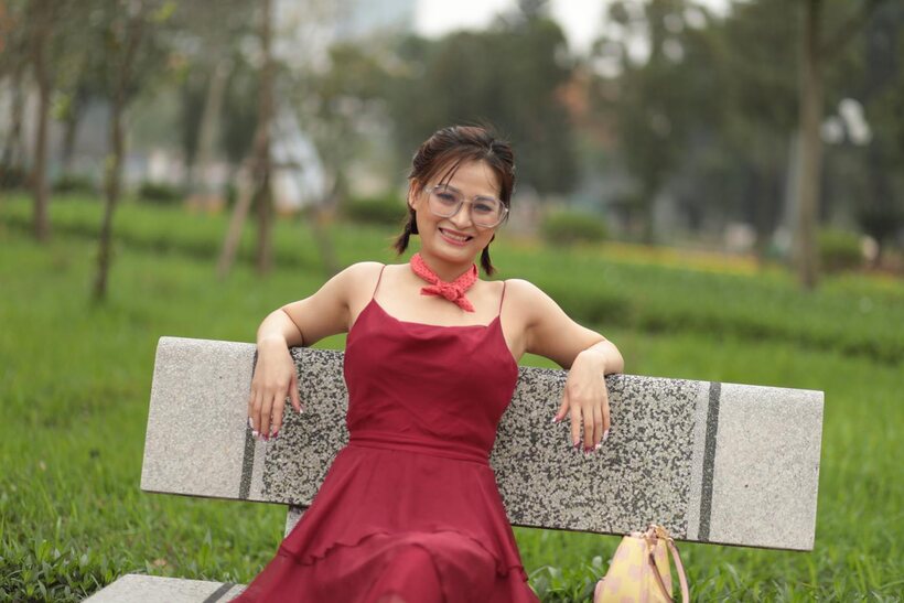 Nerdy girl gets naked and starts flashing in public in public, photo 12 of 21