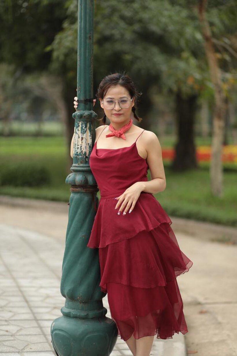Nerdy girl gets naked and starts flashing in public in public, photo 18 of 21