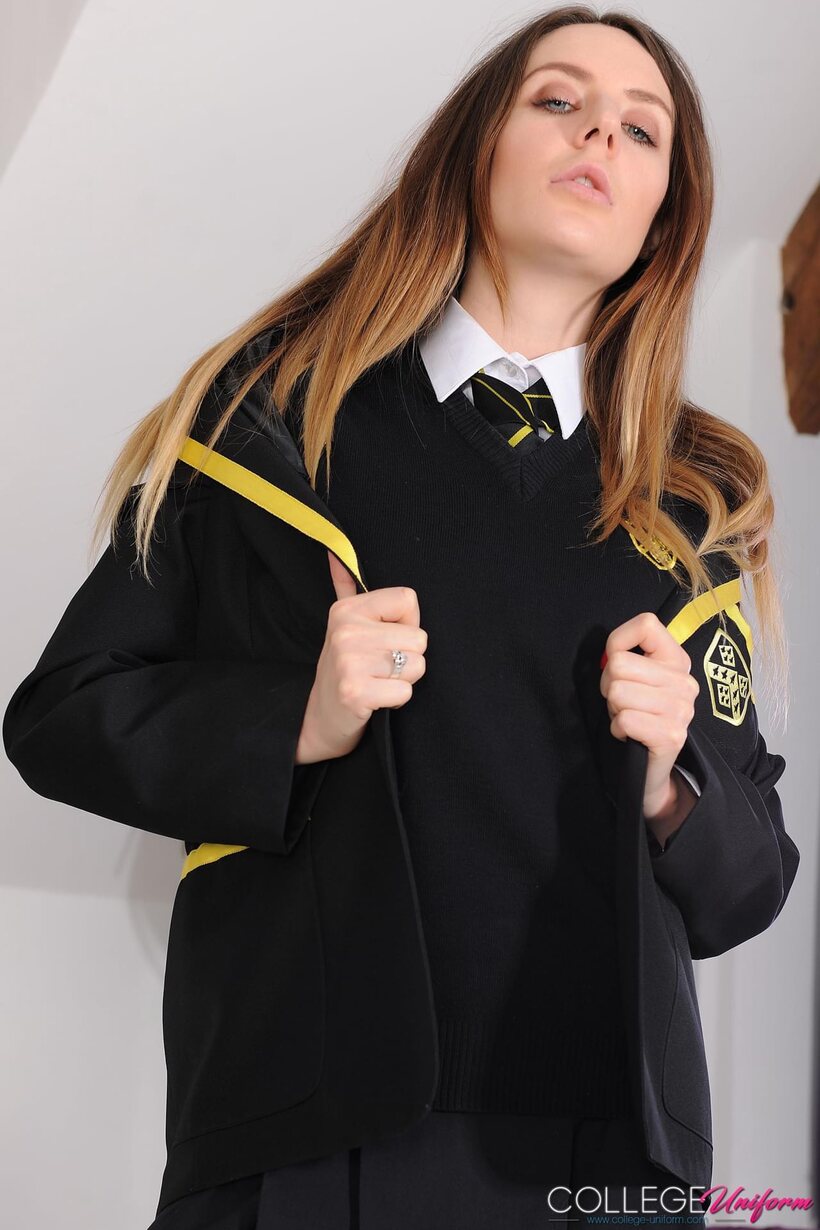 Samantha Bentley shows off her ass after slipping out of uniform (shot 7)