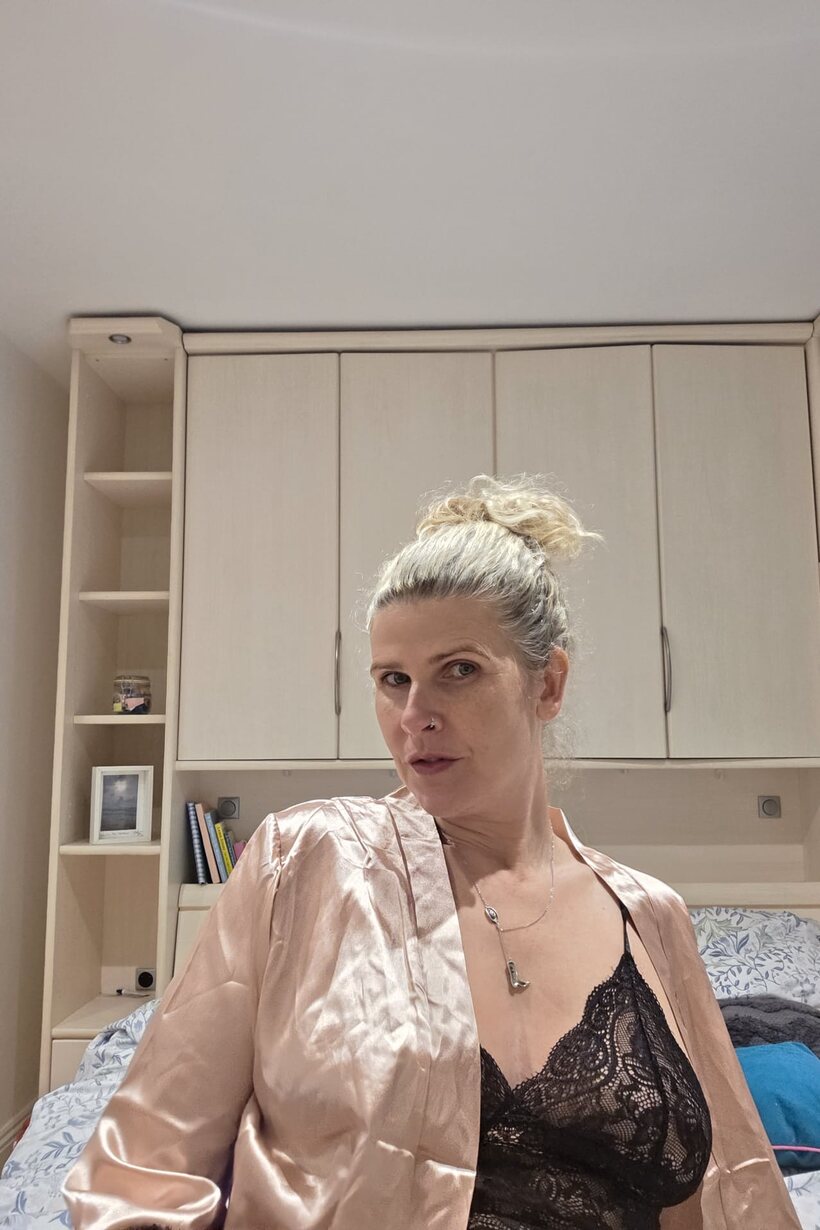 Image 7/10: MILF flaunts her ass
