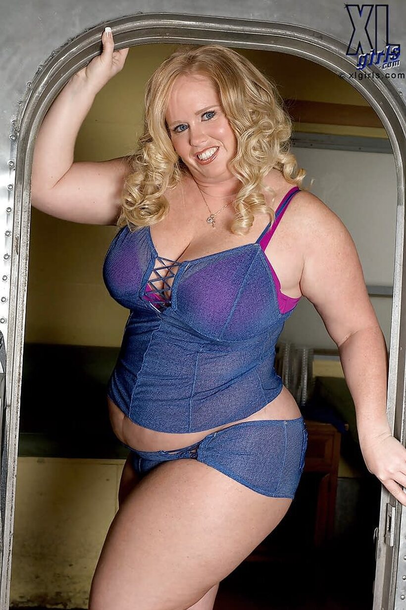 Photo 6 — Flaunting her thick ass in panties, this BBW babe poses boldly