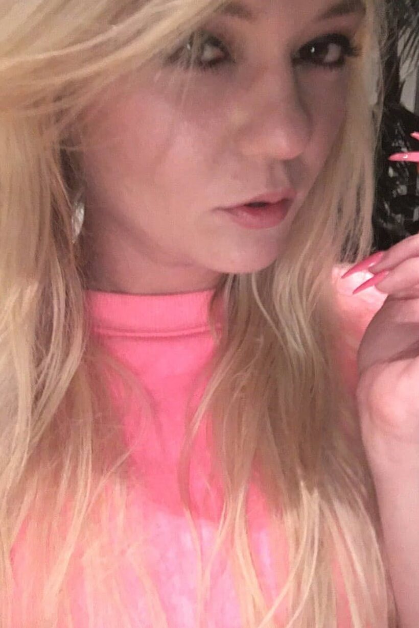 Blonde Chloe Foster taking selfies in panties, photo 7 of 10