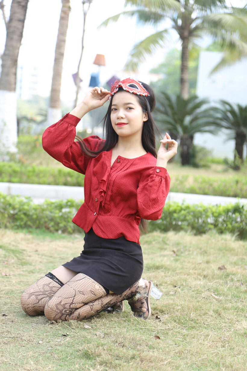 Outside in stockings and heels, masked Asian beauty strikes a pose, photo 4 of 21
