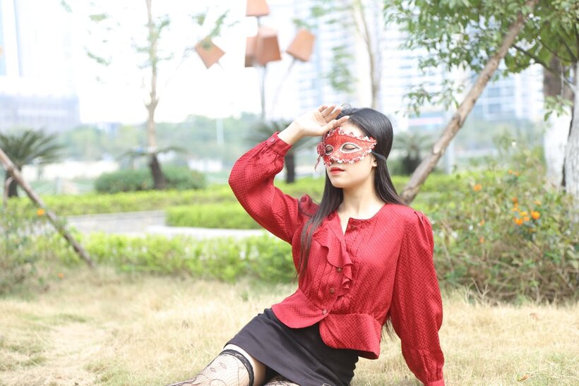 Amateur pic 12 from the set «Outside in stockings and heels, masked Asian beauty strikes a pose»