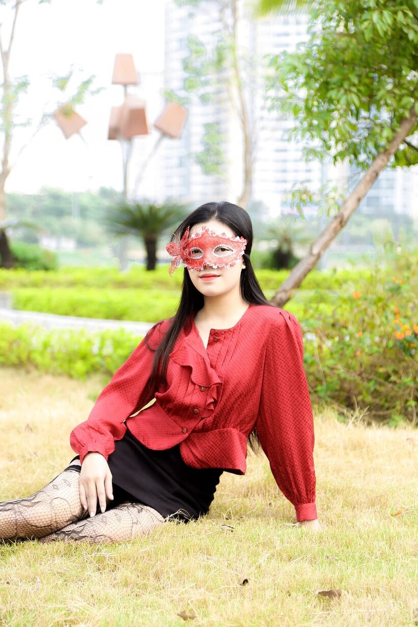 Outside in stockings and heels, masked Asian beauty strikes a pose, photo 13 of 21