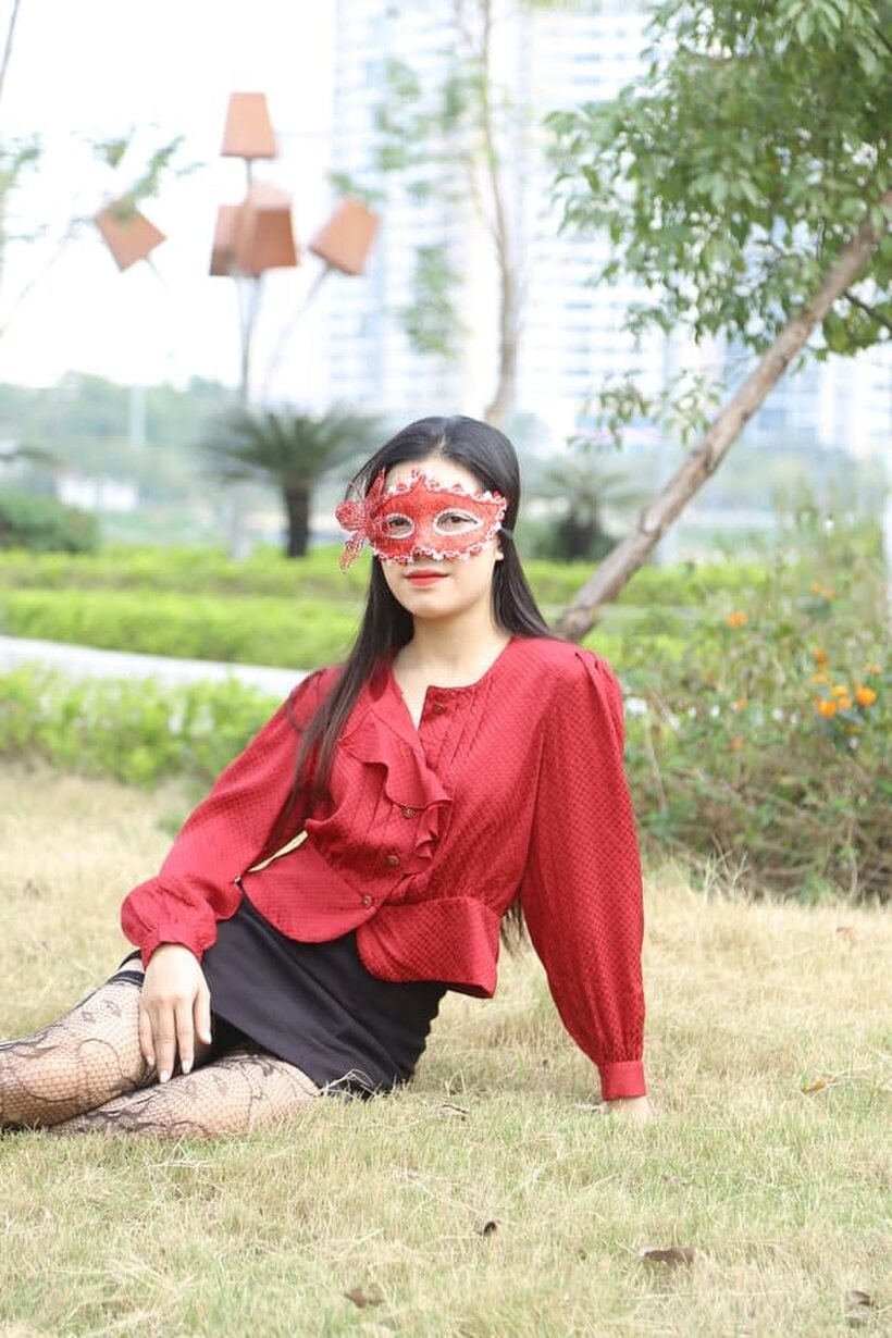 Outside in stockings and heels, masked Asian beauty strikes a pose (shot 14)