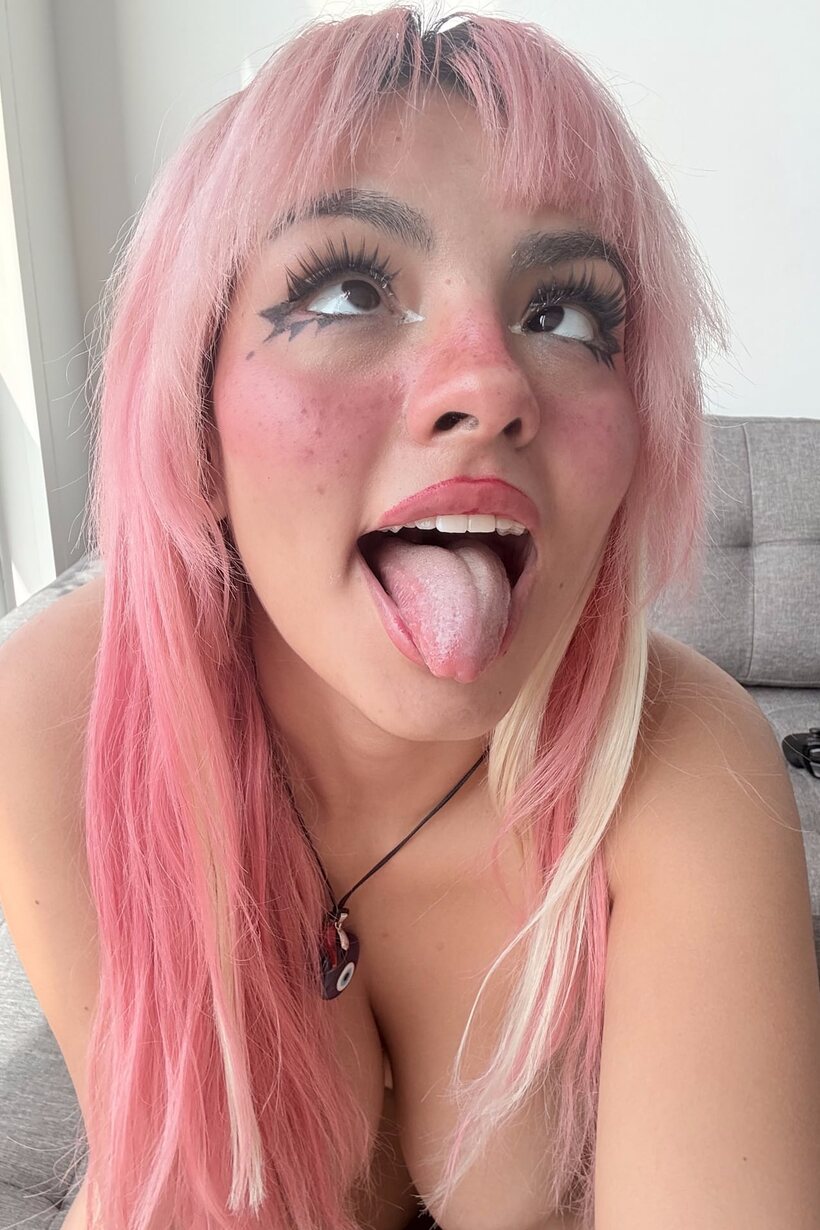 Amateur pic 20 from the set «Pink-haired chubby Latina teen teases with her tongue and flashes her twat»