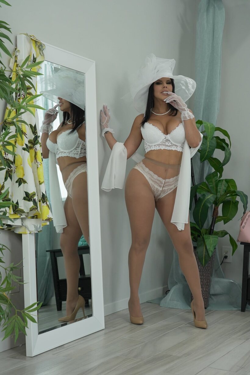 Diamond Kitty pic 4 from the set «Petite Diamond Kitty flaunts her big tits while undressing»