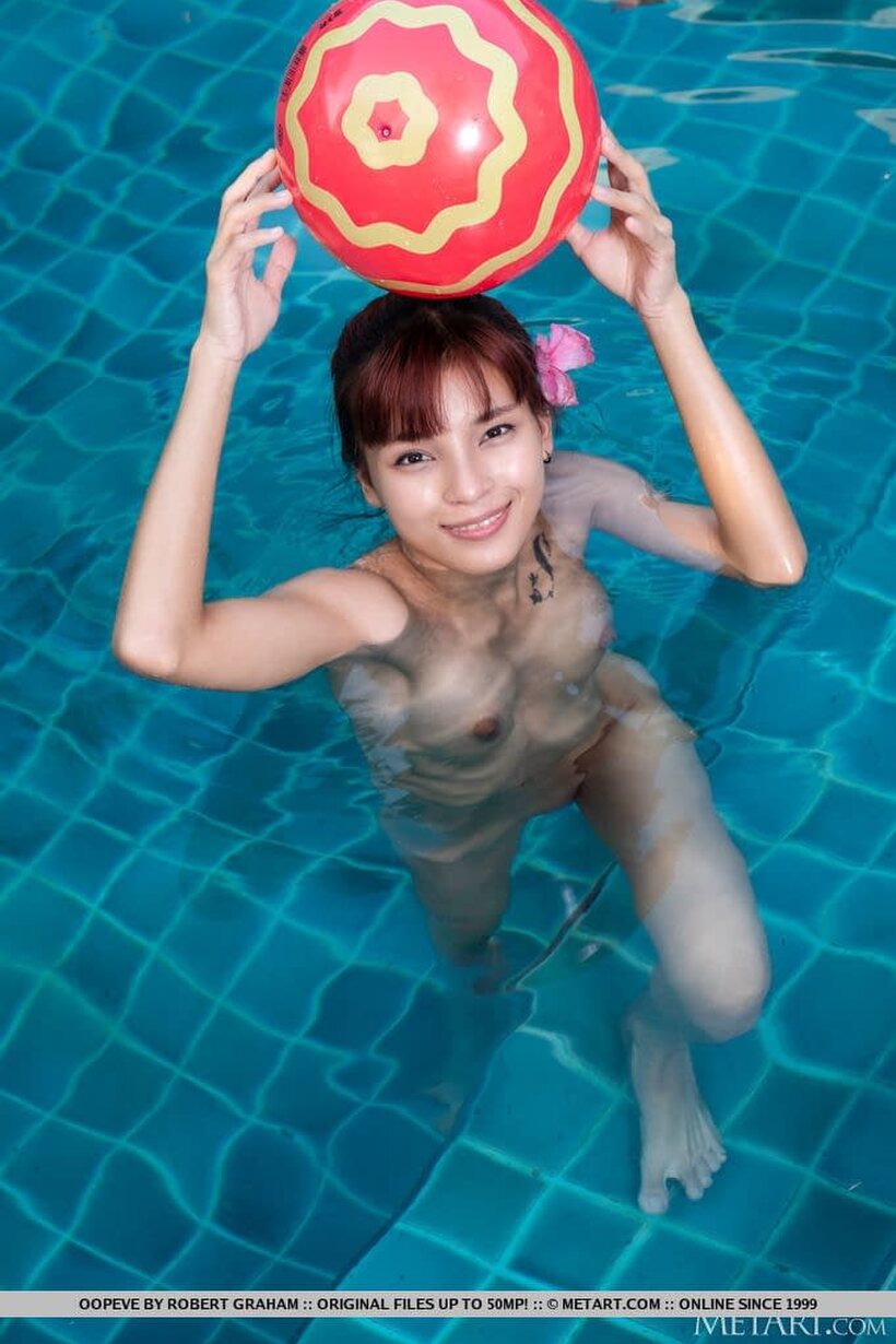 Beautiful pic 18 from the set «Oopeve strips naked and plays around in the swimming pool»
