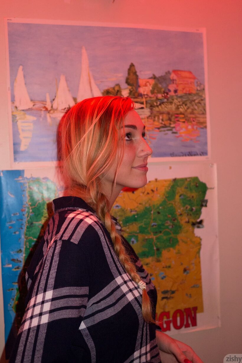 Kendra Sunderland flashes her big tits in a Christmas bedroom scene (shot 2)