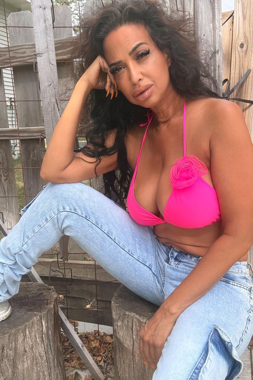 Posing solo in a dress, long-haired MILF flaunts her big tits, photo 4 of 10