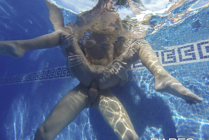 Martina Gold nude photo 4 — Martina Gold and her boyfriend play underwater before poolside anal