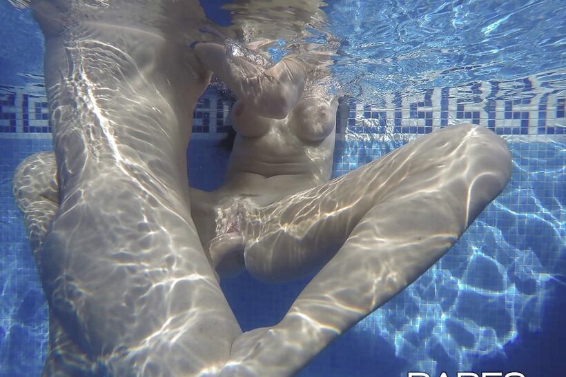 Martina Gold nude photo 5 — Martina Gold and her boyfriend play underwater before poolside anal