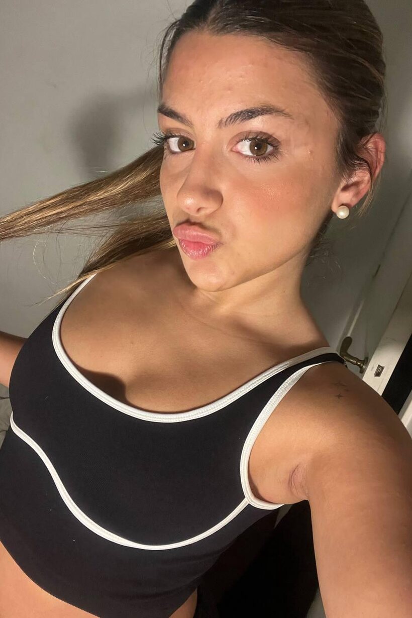Amateur pic 13 from the set «She hypes her thick ass in a solo selfie session»