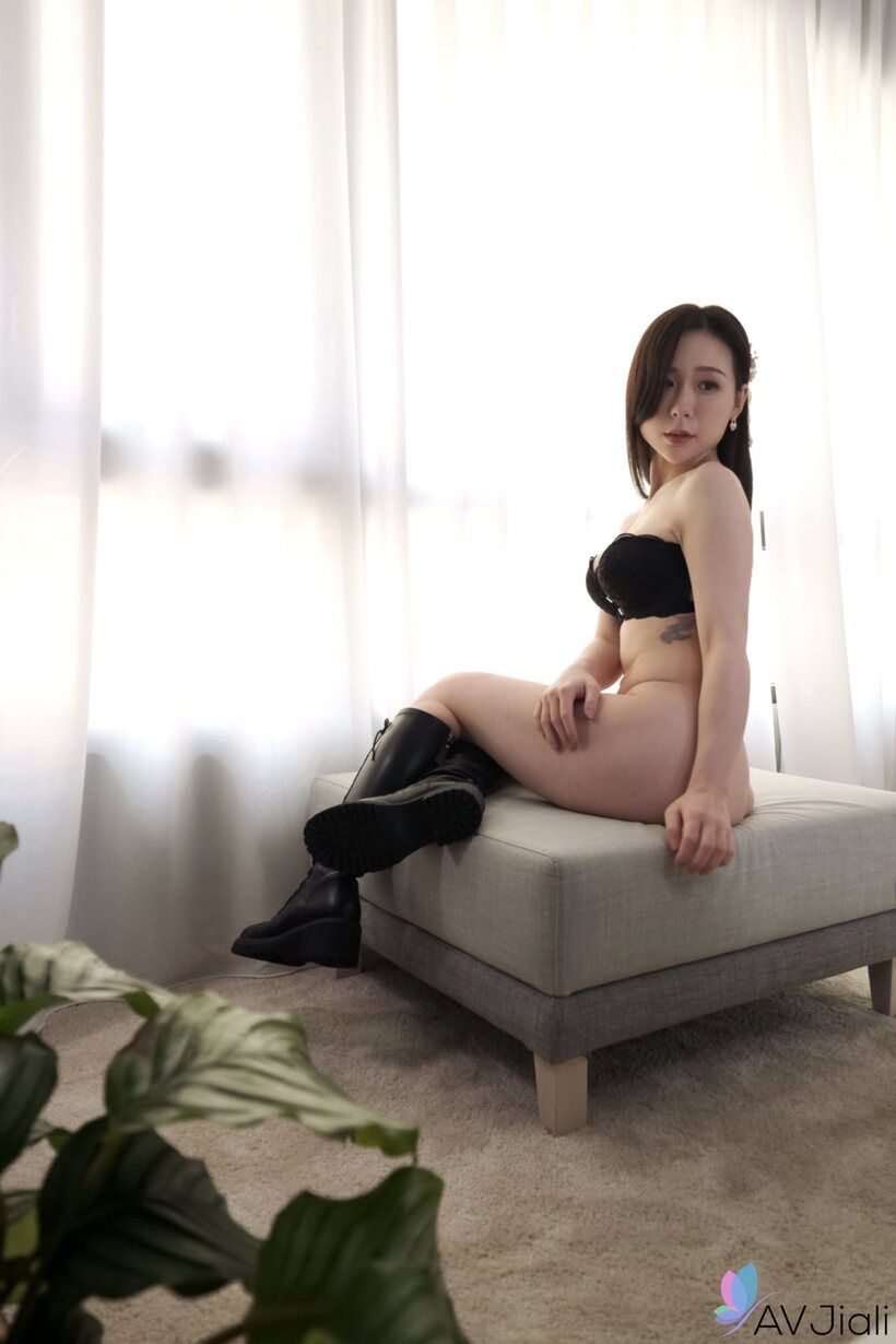 Lin Siyu pic 3 from the set «Lin Siyu drops her clothes and boots for bed sex with her lover»
