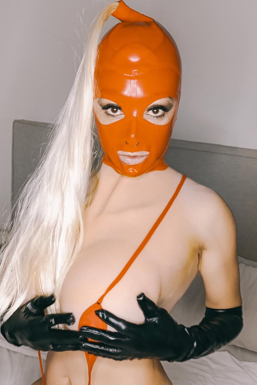 Latina girl flaunts her big tits, photo 2 of 10