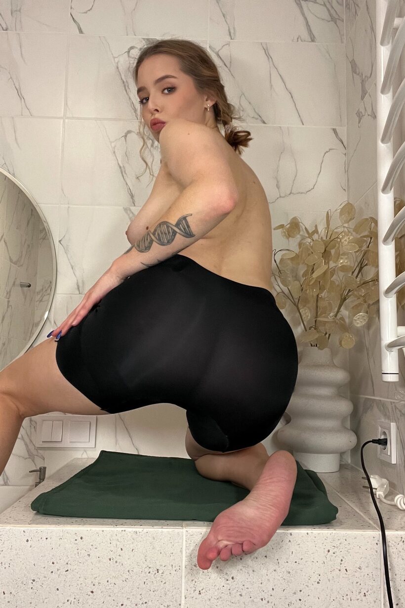 Lilit Armor removes her top in spandex shorts, then gets naked in a tub, photo 5 of 10