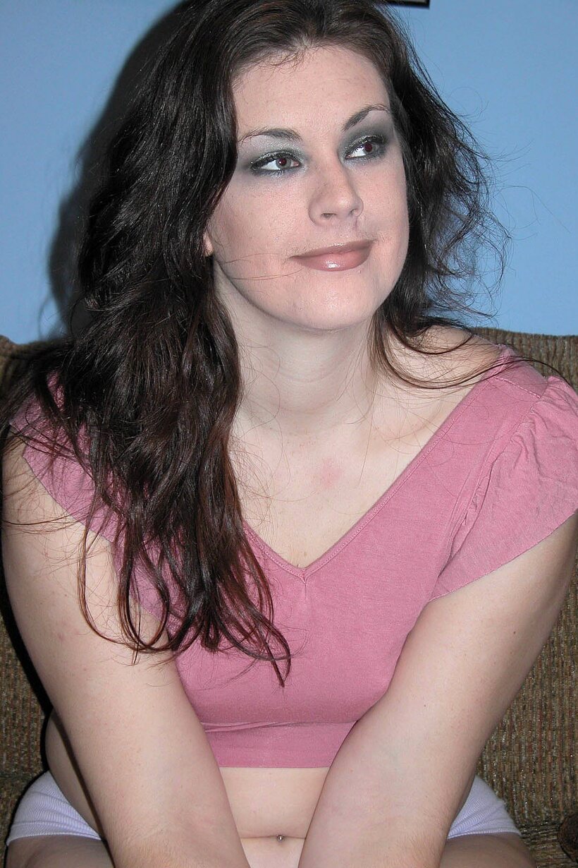 River Starr slips out of her clothes and shows her trimmed pussy (shot 2)