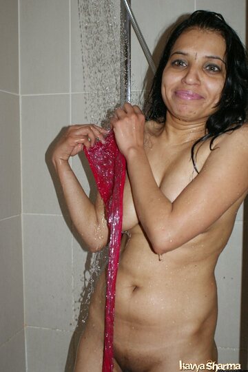 Asian Kavya Sharma gets naked in the shower