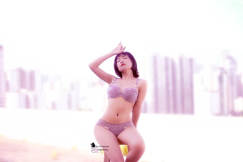 Amateur nude photo 7 — Asian girl flaunts her ass