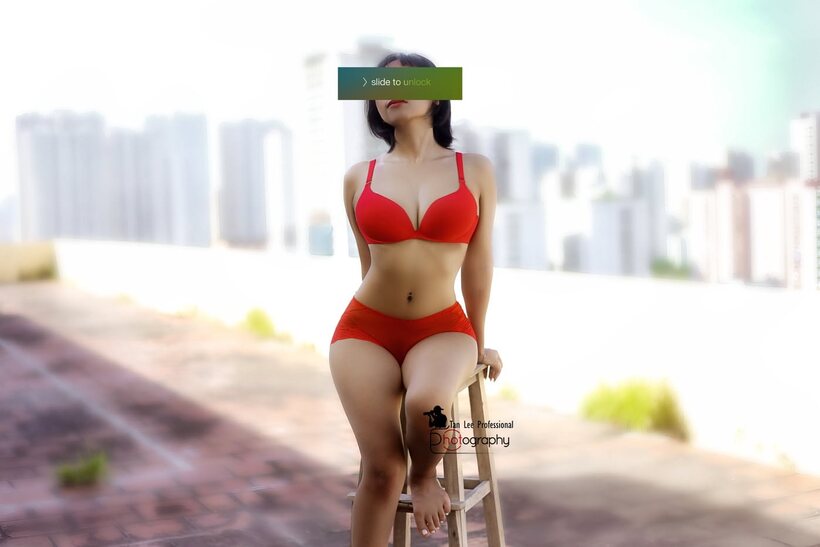 Asian girl flaunts her ass, photo 10 of 21