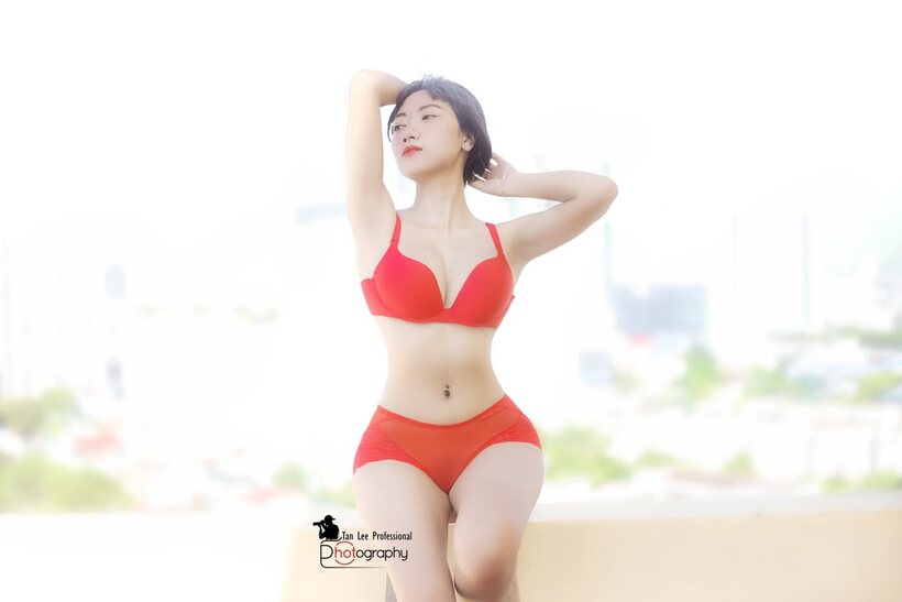 Asian girl flaunts her ass, photo 11 of 21