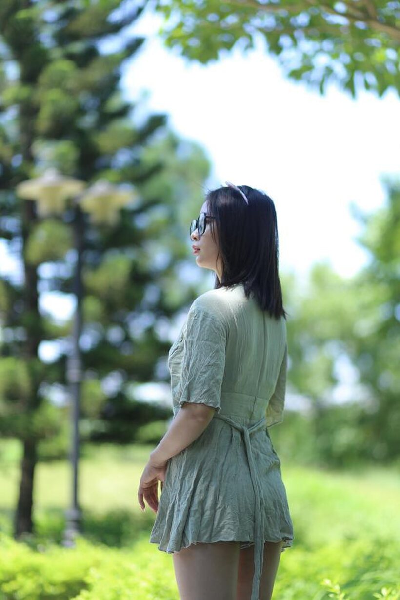 Amateur pic 6 from the set «Beautiful girl in a skirt shows her ass outdoors»