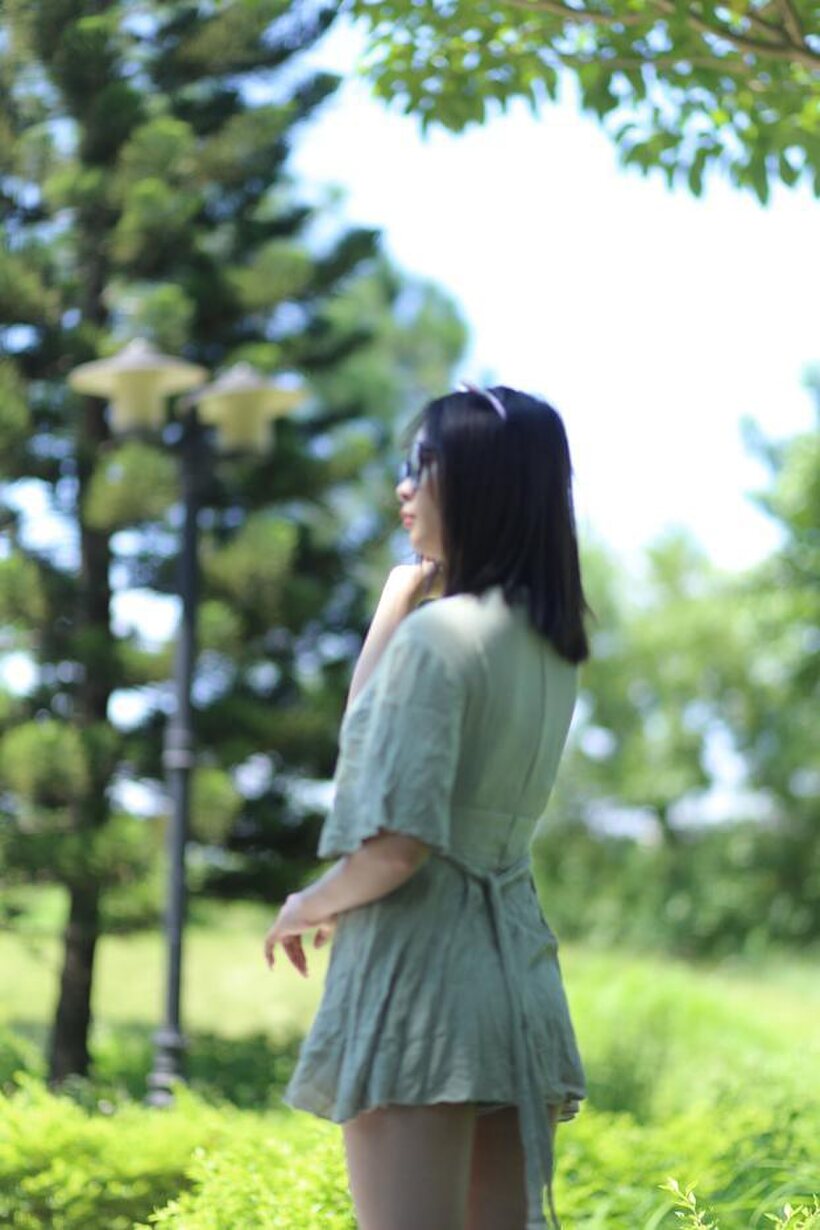 Beautiful girl in a skirt shows her ass outdoors (shot 8)