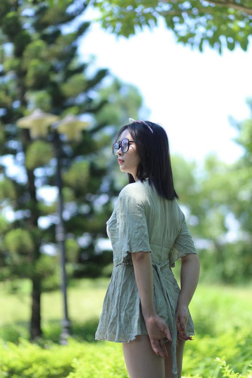 Beautiful girl in a skirt shows her ass outdoors (shot 9)