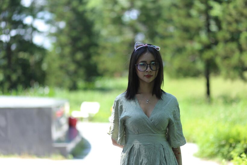 Amateur pic 21 from the set «Beautiful girl in a skirt shows her ass outdoors»