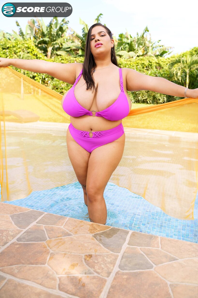 Nathalia Correa shows off huge natural tits and bare pussy in the pool, photo 4 of 20