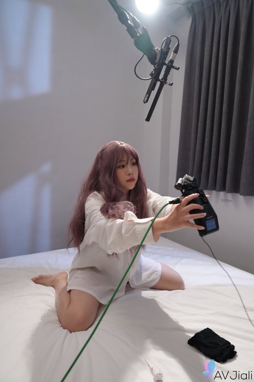 Asian girl takes it doggy style and shows her ass and pussy in pantyhose, photo 1 of 20