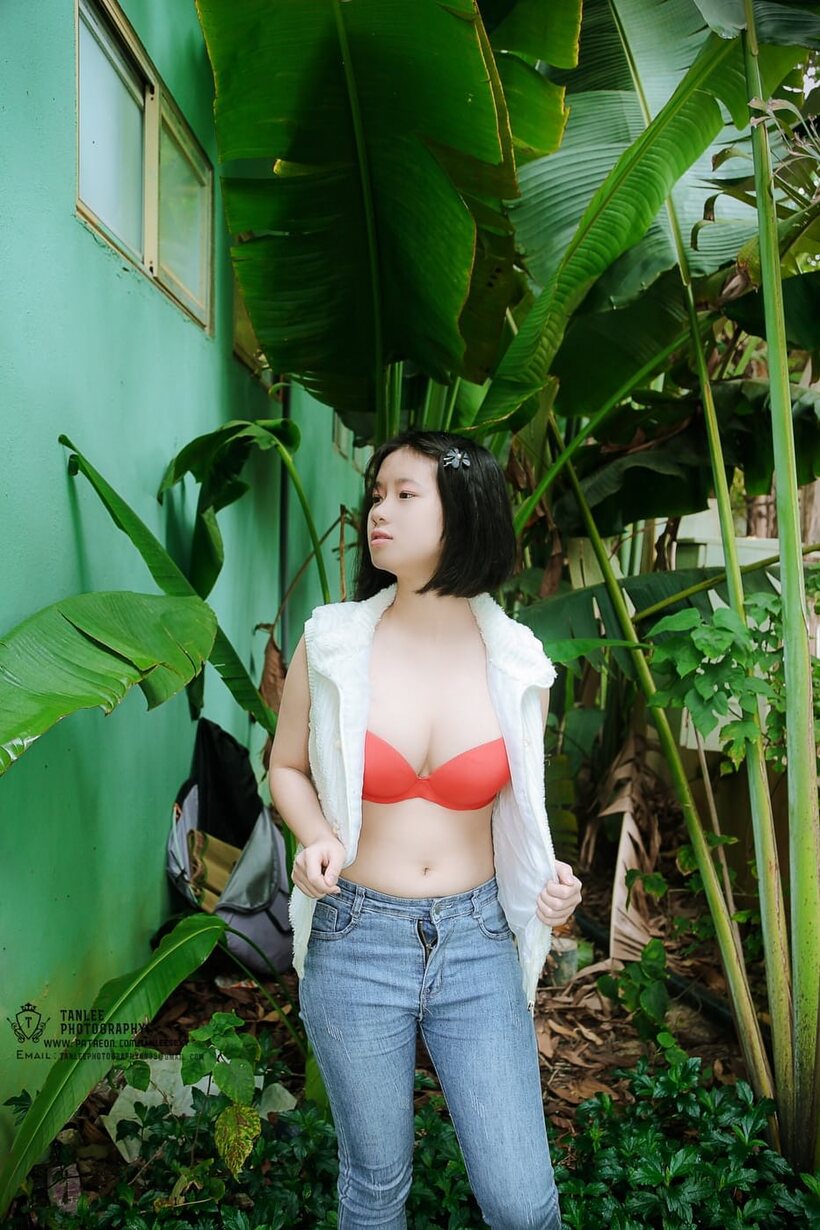 Amateur girl strips out of her jeans and poses naked (shot 11)