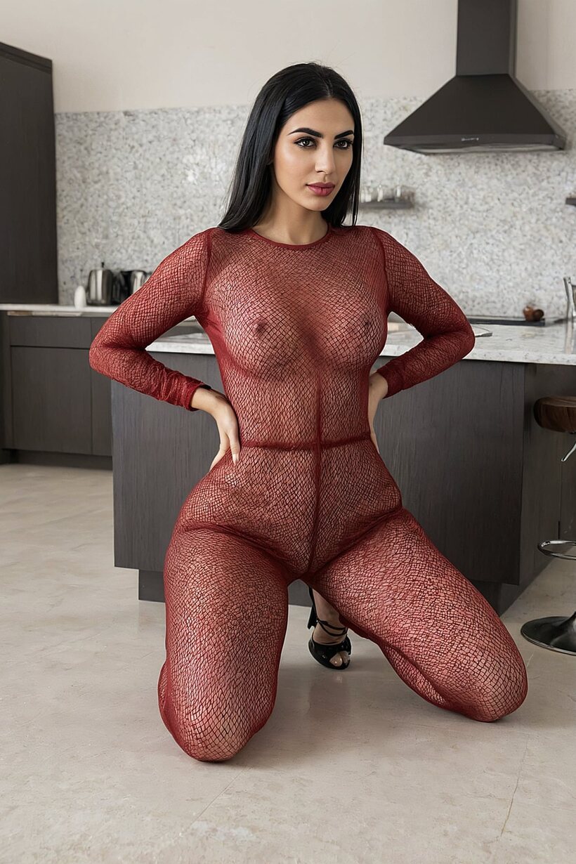 Amateur girl poses naked in 15 pics (shot 9)