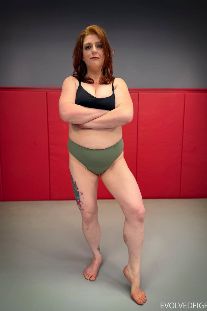 BBW girl poses with her big tits on display (shot 2)