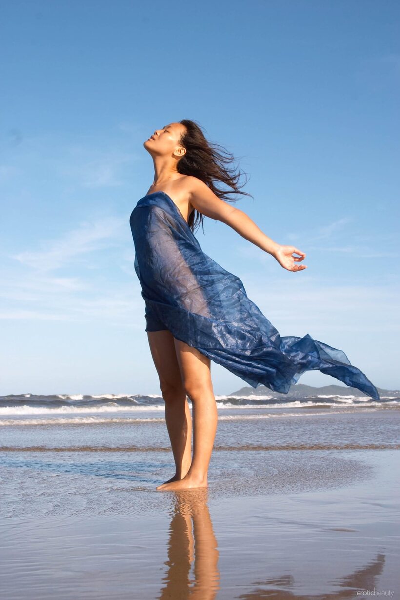 Asian pic 8 from the set «Slim Asian babe stands naked in the surf during low tide»