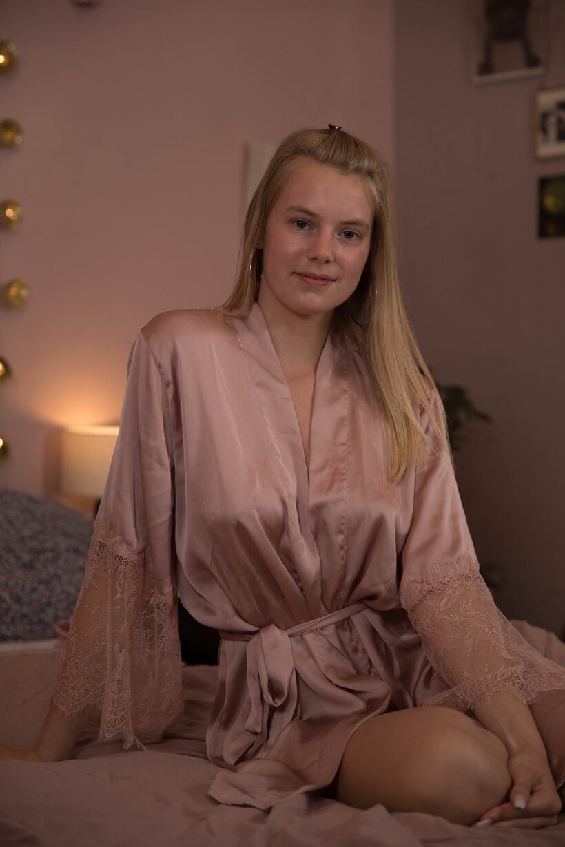 Amateur pic 13 from the set «Beautiful girl gets naked in bed»