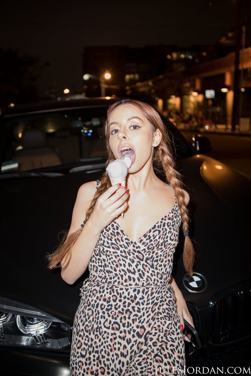 Teen Vanna Bardot shows her creampied pussy while getting blacked with Rob Piper (shot 1)