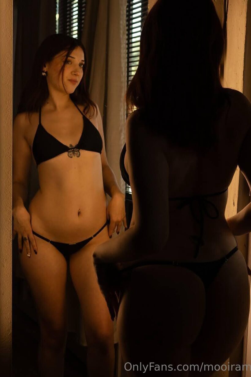 Solo model snaps selfies in outfits while showing off her big ass, photo 3 of 11