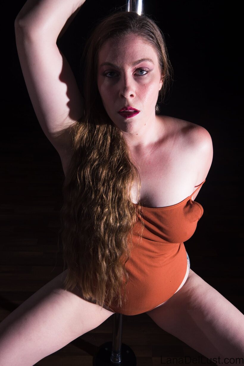 Chubby Lana Del Lust flaunts her big tits and ass while undressing, photo 9 of 15