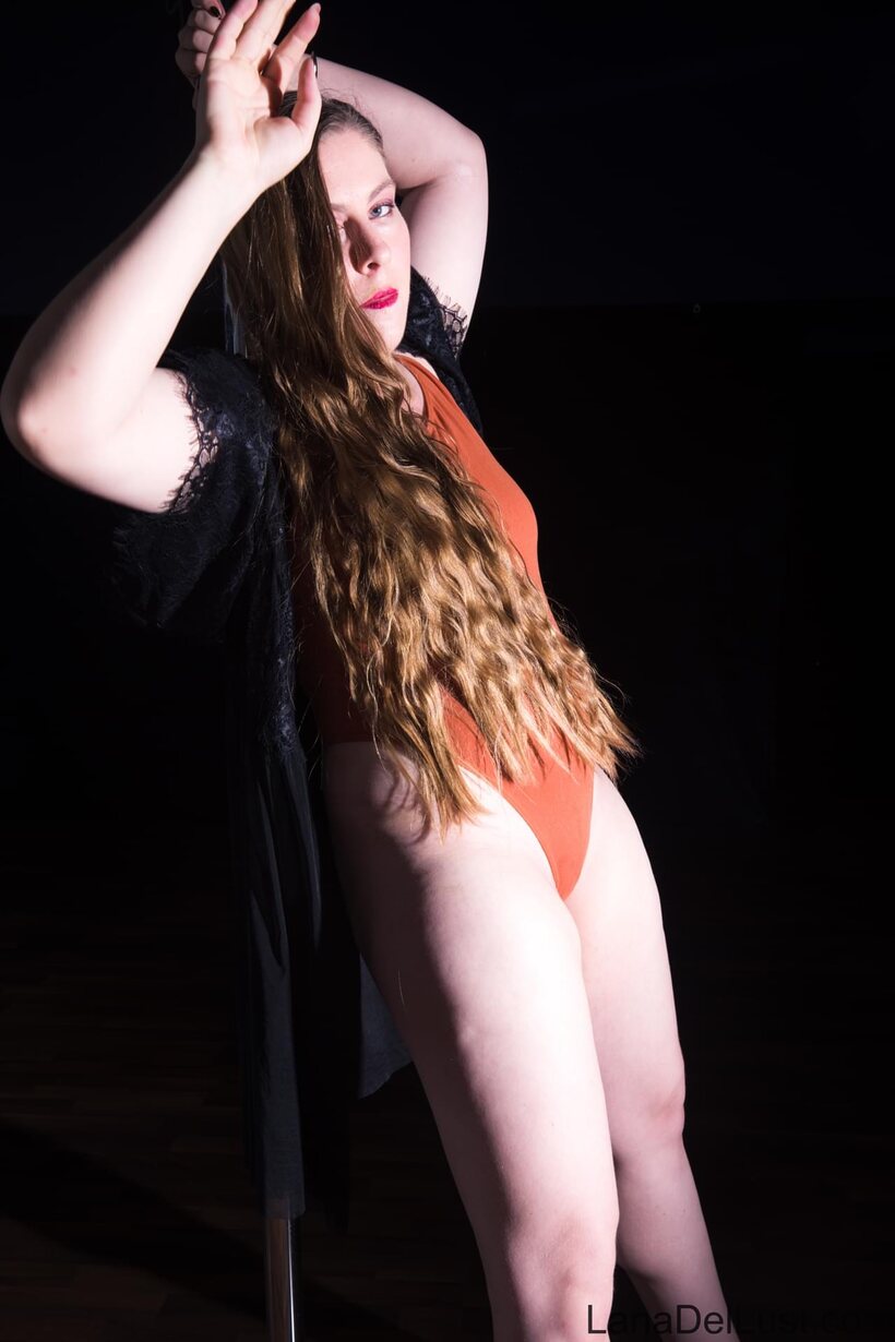 Chubby Lana Del Lust flaunts her big tits and ass while undressing (shot 15)