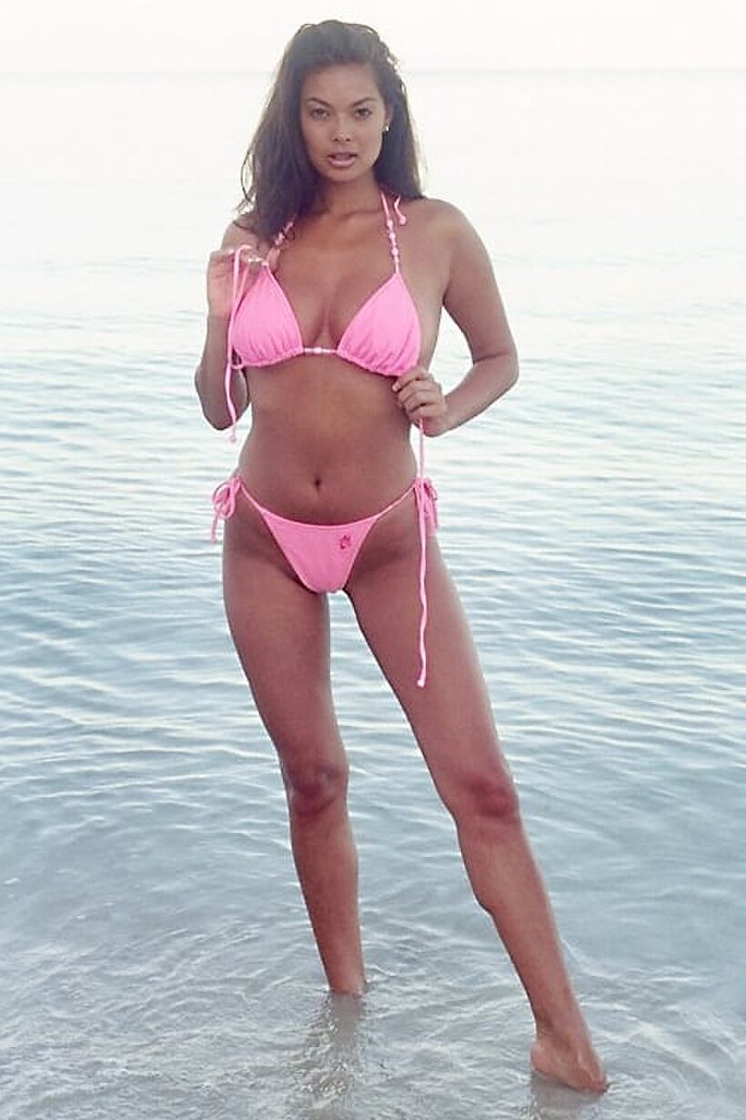 Tera Patrick swaps bikinis aboard a boat drifting at sea (shot 6)