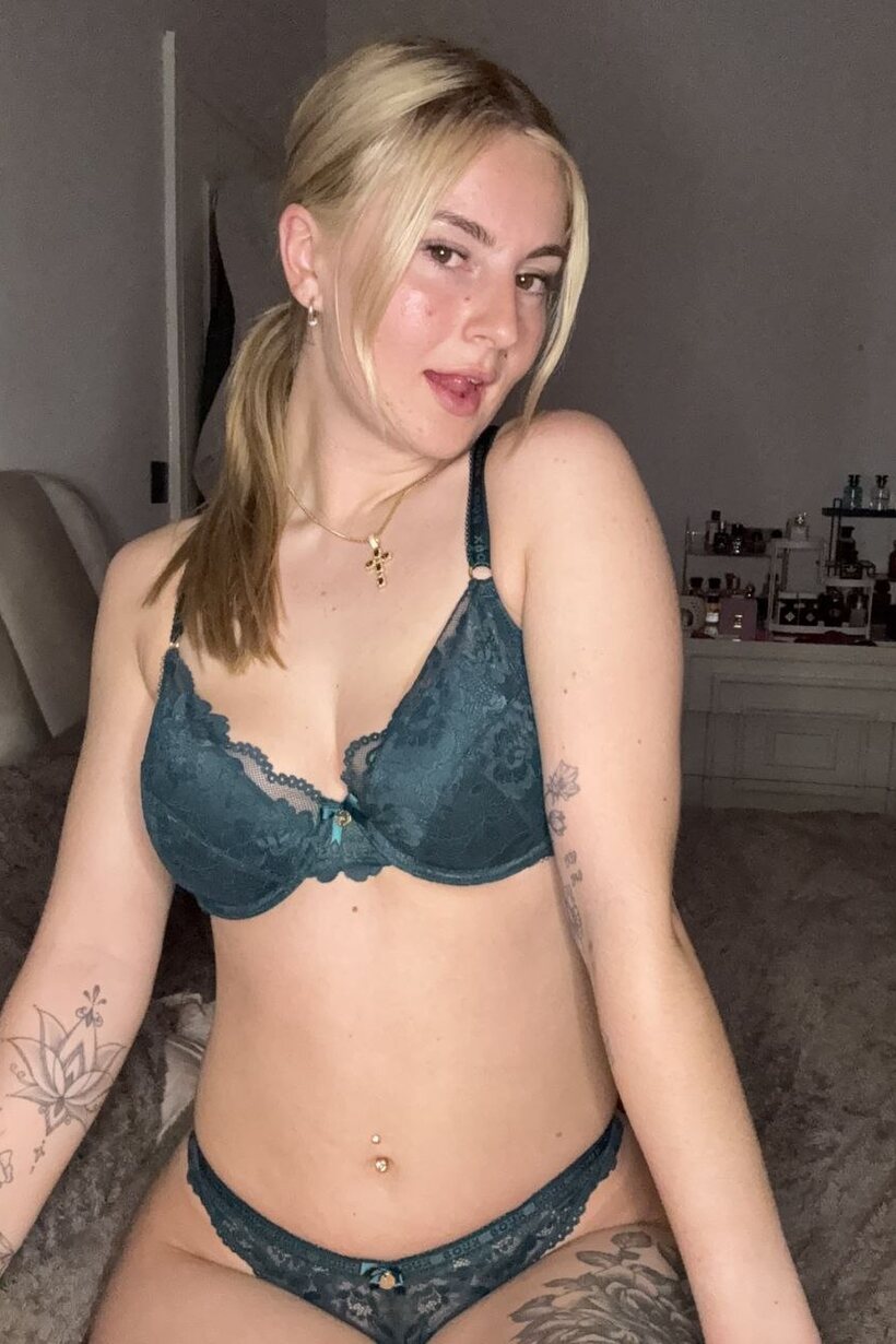 Amateur pic 1 from the set «Changing lingerie, a blonde teen snaps selfies in bras and panties»